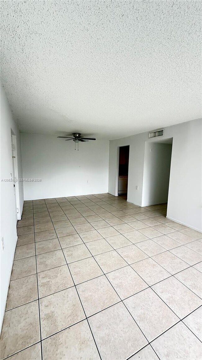 Foto del edificio - 1163 Lake Terry Dr