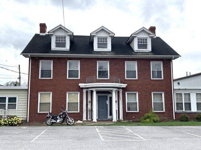 Building Photo - 1460 Lincoln Way E