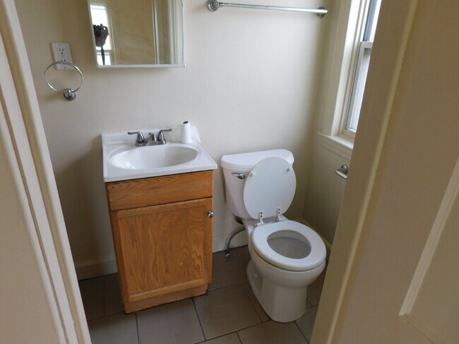 Foto del edificio - Move In Ready Upper Unit Apartment
