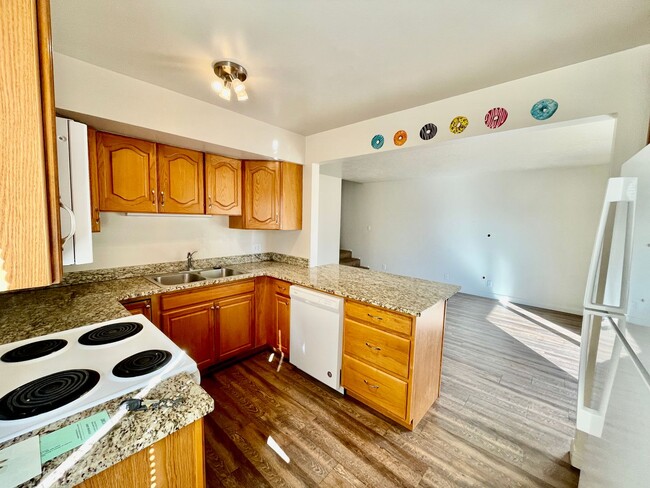 Foto del edificio - Updated 3-BR Tri-Level Townhome with Walk-...