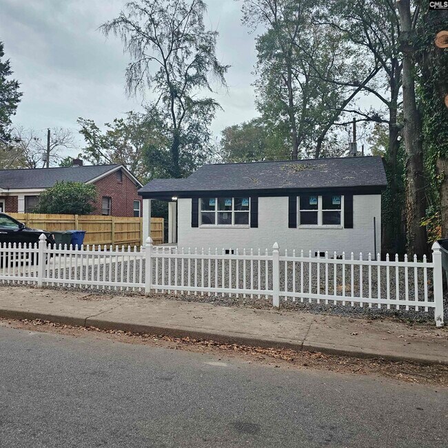 Building Photo - 830 S Kilbourne Rd