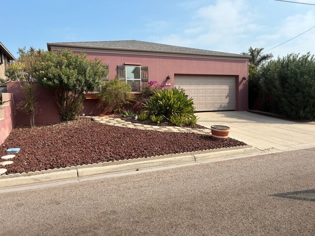 Building Photo - 902 Pompano Ave