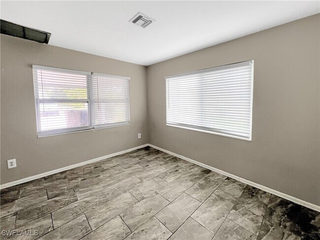 Foto del edificio - 2210 Parkview Dr