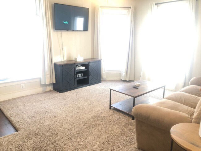 Foto del edificio - Very well decorated and furnished 4 BR house near IWU. Ideal for students with 2 kitchens