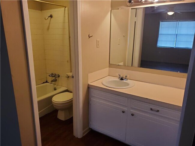Foto del edificio - 515 Finks Hideaway Rd