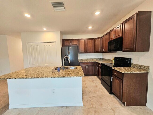 Building Photo - 3050 Beacon Dr