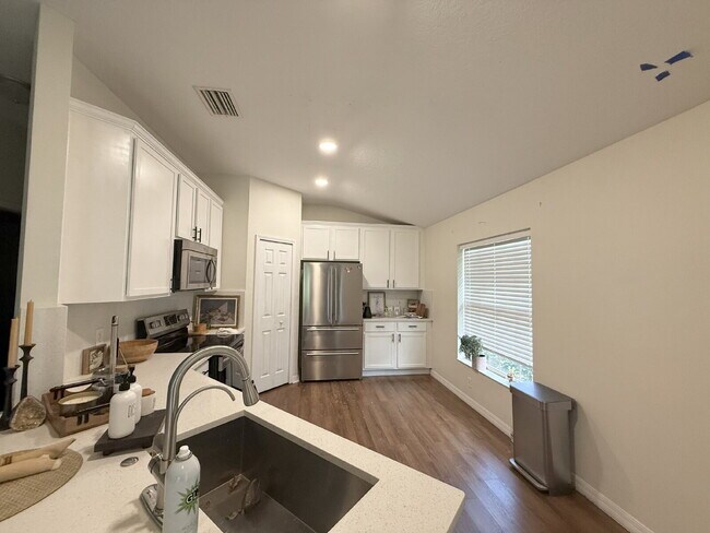 Foto del edificio - "Charming 3-Bedroom Townhouse in Wesley Ch...