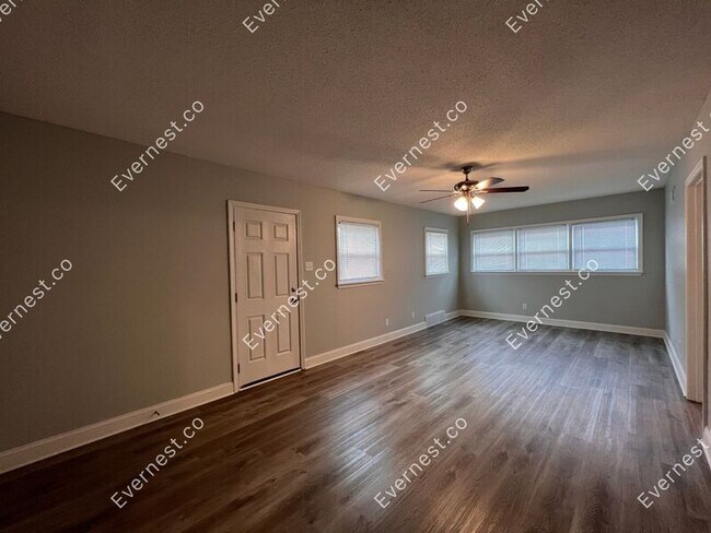 Foto del edificio - 2255 Cypress Cir