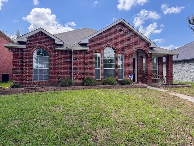 Photo - 2201 Silverthorn Ln House