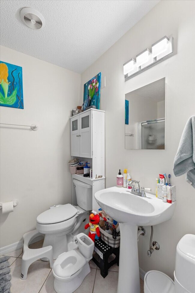 Building Photo - Charming 2-Bedroom home with Front and Rear Balconies