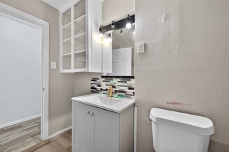 Building Photo - 450 Glenburnie Dr