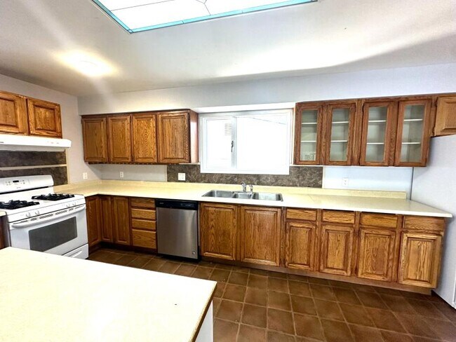Building Photo - 3 bedroom in Quesnel BC V2J 6L3