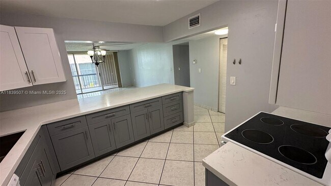 Building Photo - 10425 SW 112th Ave