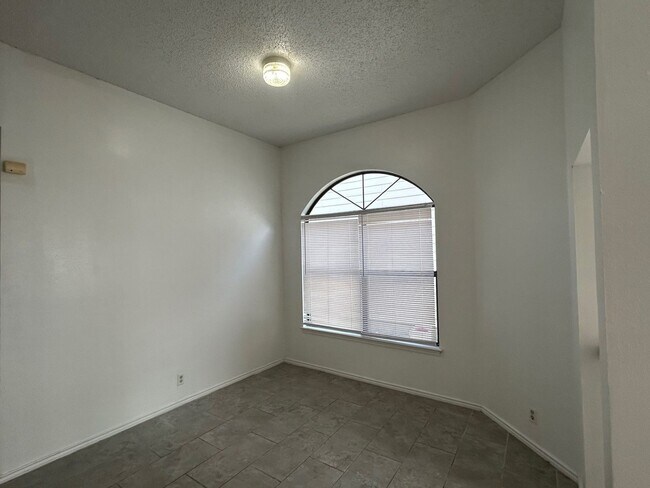 Building Photo - AVAILABLE NOW 4 BED/ 2 BA HOUSE FOR RENT! LP 1604/PUE RD