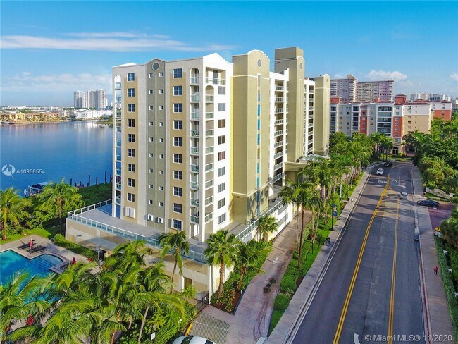 Foto del edificio - 17050 N Bay Rd