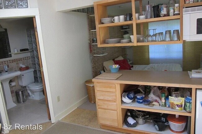 Foto del edificio - Charming Studio Furnished Unit - Cozy 400 Sq Ft Home with Full Bath!"