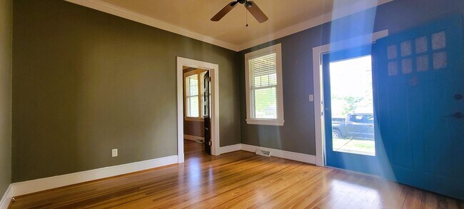 Building Photo - Charming 2 bedroom bungalow in Lakeside/Staples Mill area.