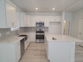Building Photo - 549 Pine Dr