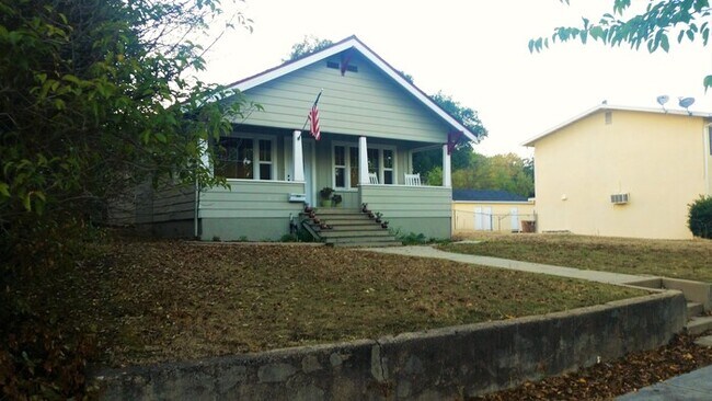 Building Photo - 2203 Oak St