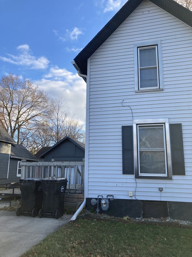 Building Photo - 1057 Vine St