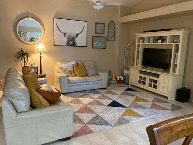 Foto del edificio - Stunning UNFURNISHED 3-Bedroom Property wi...