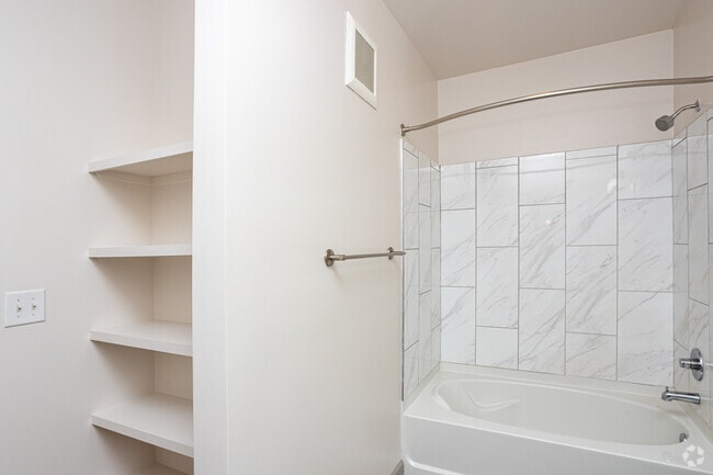 1BR, 1BA - 829 SF-897 SF - Beargrass/Rogers - Bathroom - Axis on Lexington Apartments