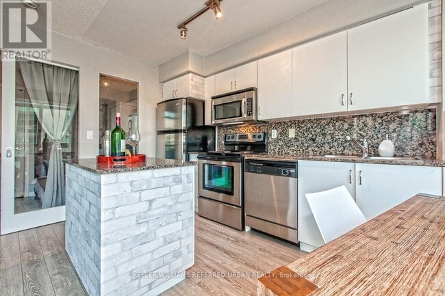 Building Photo - 215 Fort York Blvd