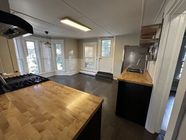Foto del edificio - Bright & Spacious 3BR Second-Floor Apartment with 2-Story Living in Rochester!