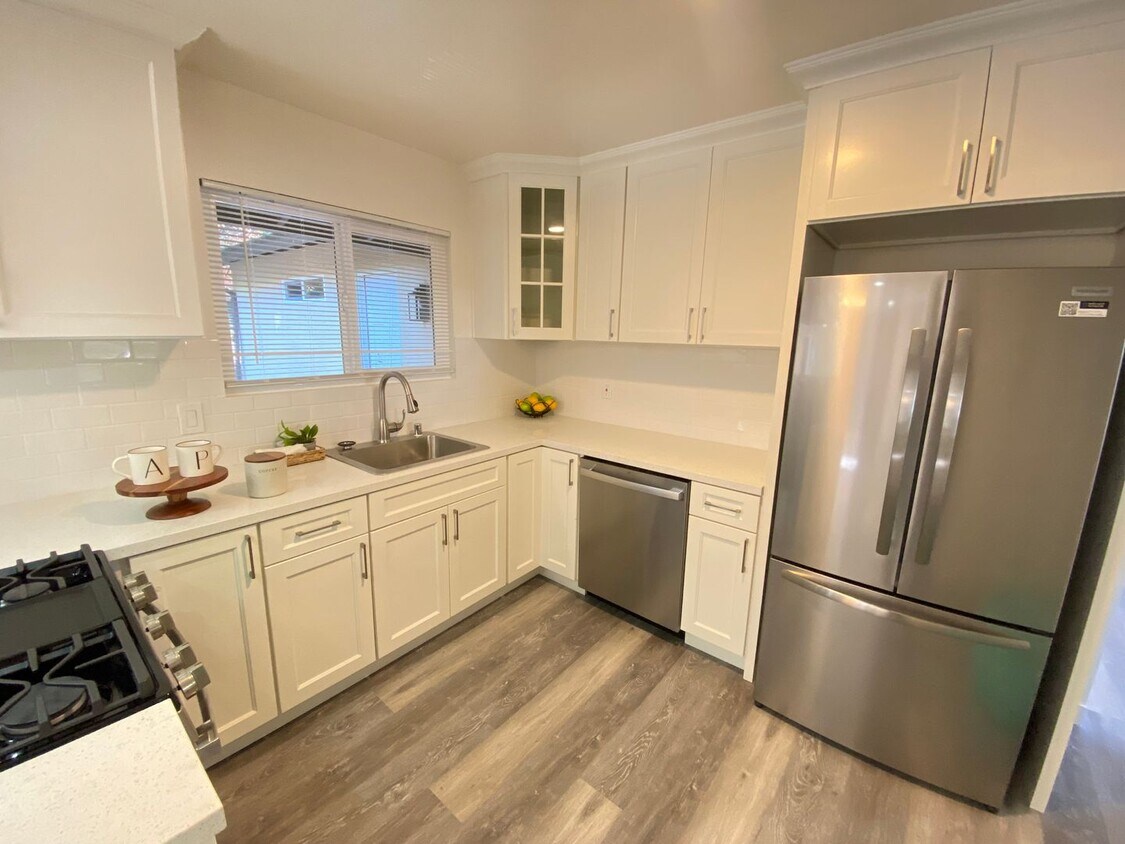 Foto principal - Advent - Large & Beautiful Home W/ Two Car...