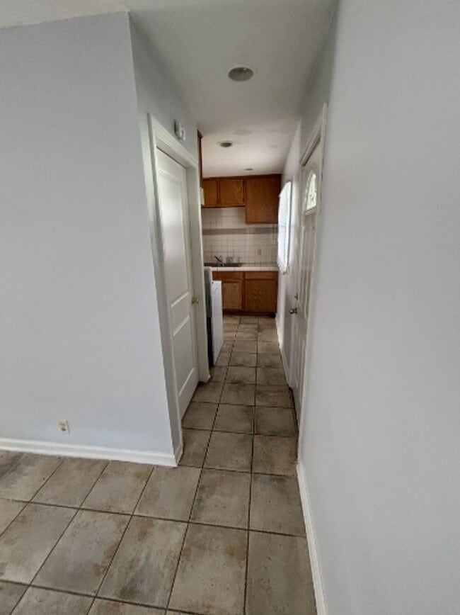 Foto del edificio - 3 Bed 1 Bath Available Now!