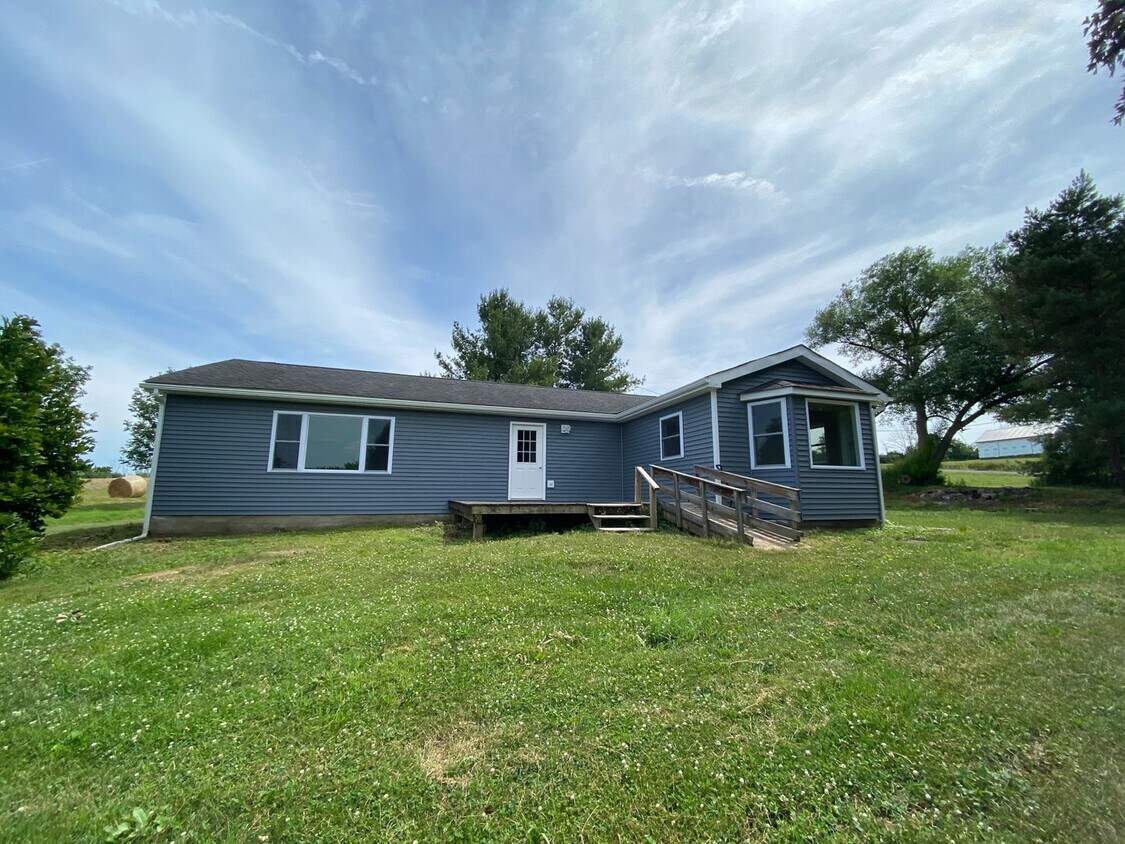 Primary Photo - 3 bed, 1 bath home.