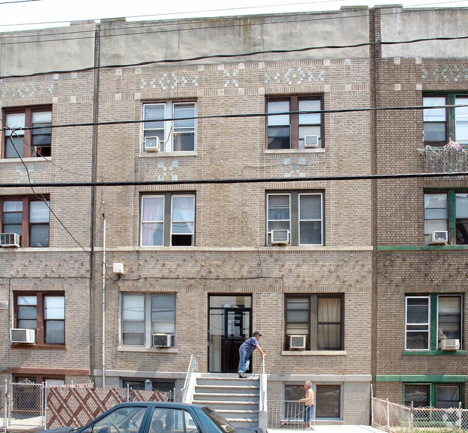 Building Photo - 320 56th St