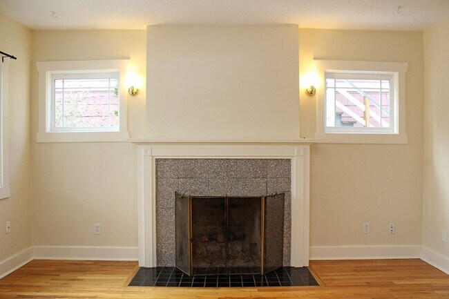 Foto del edificio - 915-915 NE Roselawn St