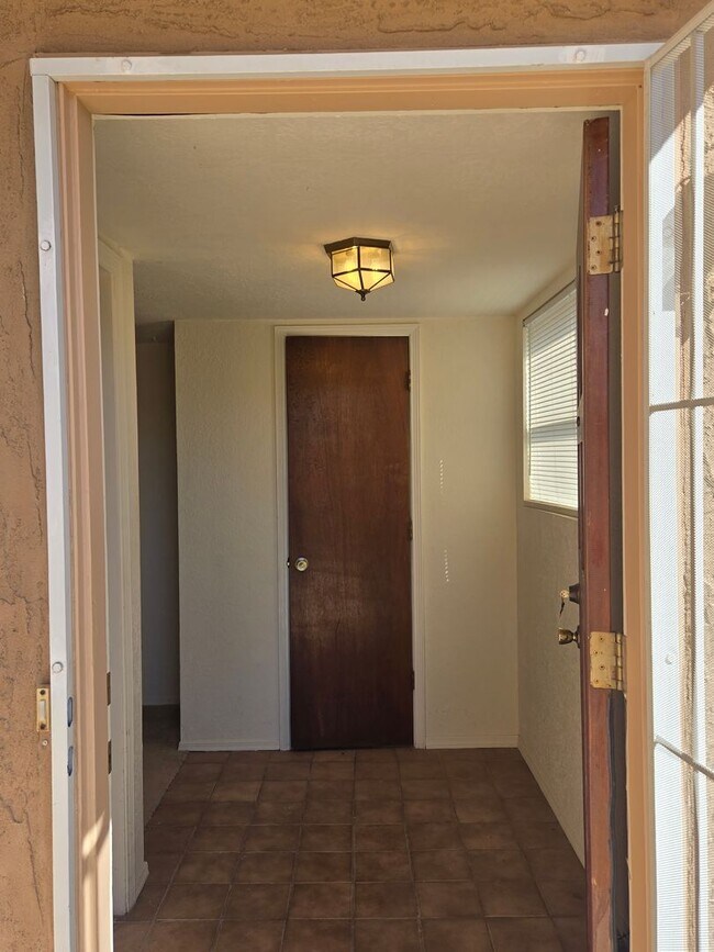 Foto del edificio - Two Bedroom Two Bathroom Two Car Garage in popular NE heights Neighborhood