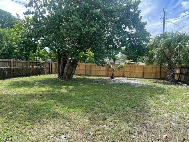 Building Photo - 1127 NW 7th Ave