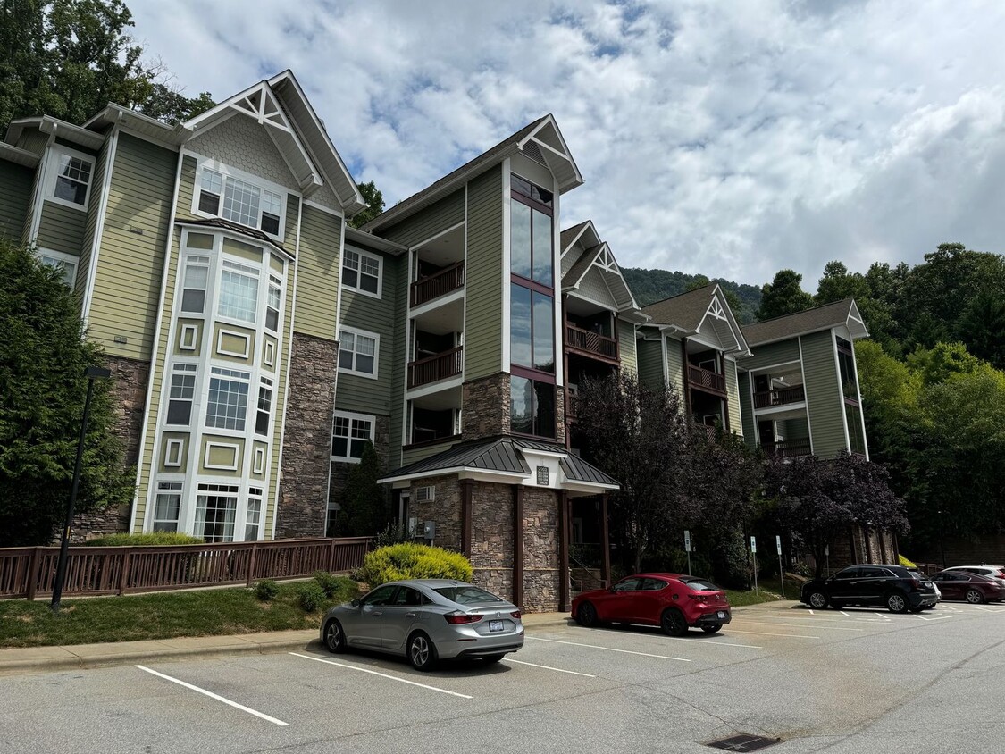 Primary Photo - Fairview - Top Notch Condo Ready for Occup...