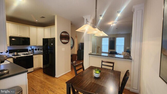 Building Photo - 5060 Donovan Dr