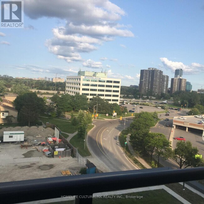 Photo du bâtiment - 150-150 Fairview Mall Dr