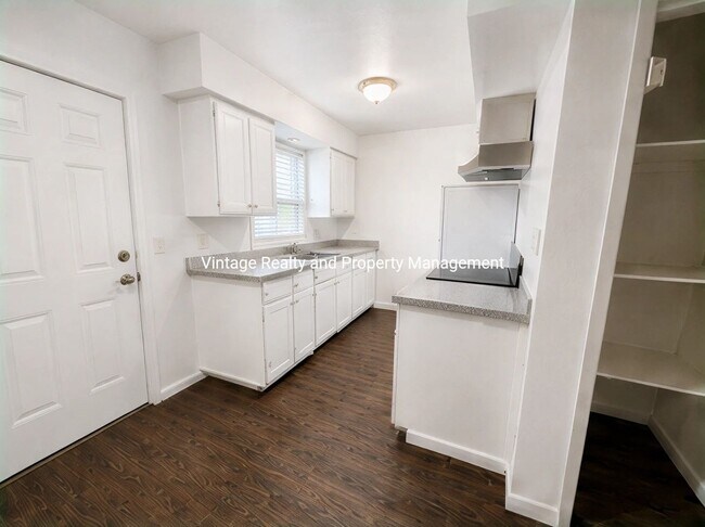 Foto del edificio - Updated 2-bedroom, 1 bathroom Tri-plex unit located in North Stockton.