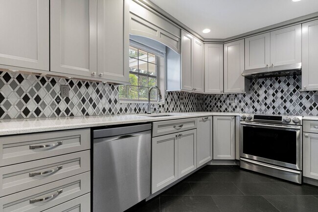 Building Photo - 276 SW 7th Ave