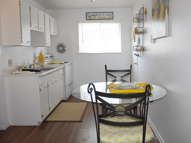 Kitchen and Dining Area - Nantucket Gardens