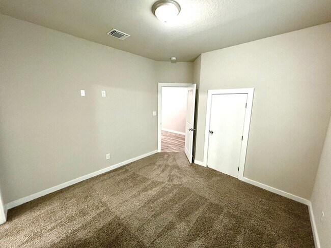Building Photo - AVAILABLE NOW! Tri-Level 3 Bedroom / 3.5 B...
