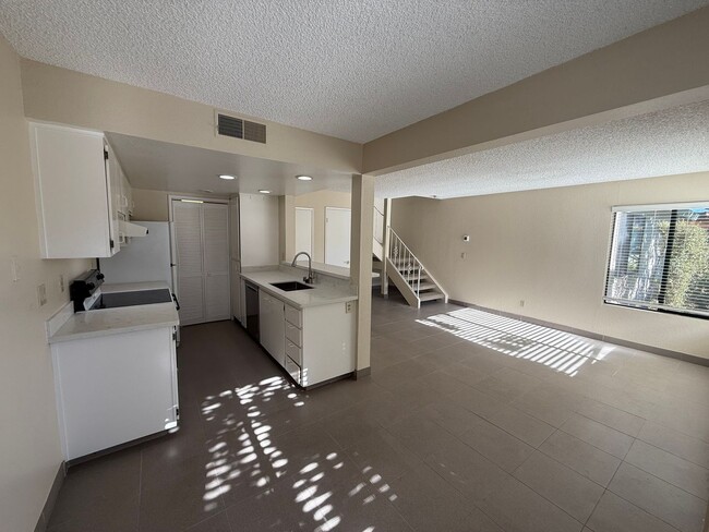 Foto del edificio - TWO BEDROOM / ONE BATH TWO-STORY CONDO IN ...