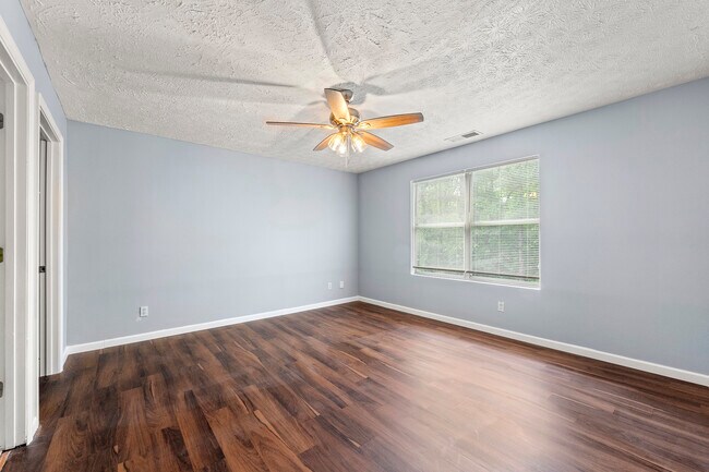 Building Photo - 3247 Fairington Dr