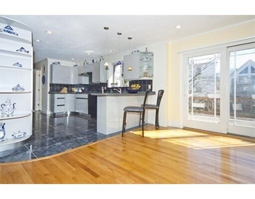 Primary Photo - 19 Hamlet St