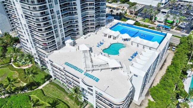 Foto del edificio - 16711 Collins Ave