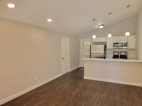 Building Photo - 976 McKay Dr SE