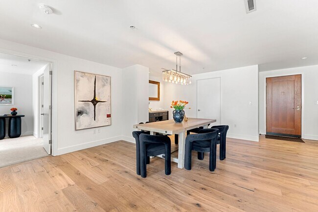 Building Photo - Cozy Warm Highrise at Wynkoop