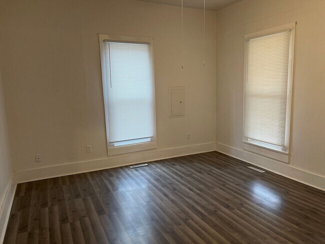 Foto del edificio - 724 N Rogers Ave