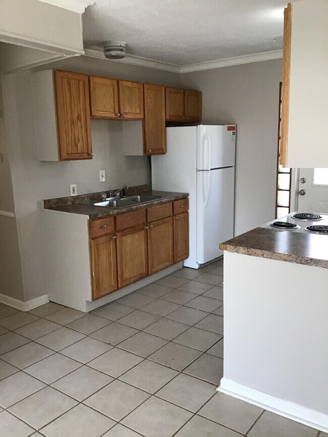 Building Photo - 837 Lebon Dr
